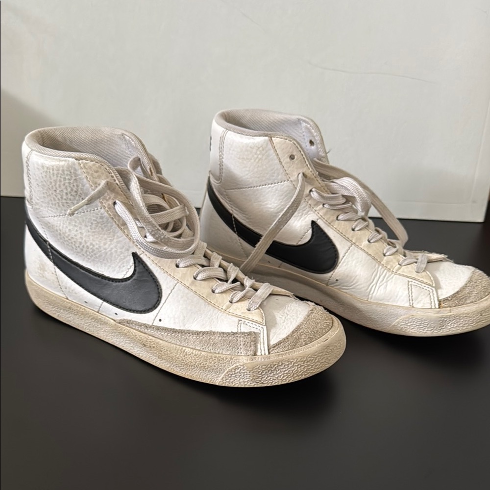 Nike Kids White and Black Blazer mid ‘77